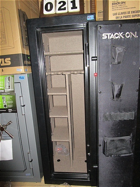 lot 21 image: Stack-On Armorguard 18 Gun Safe
