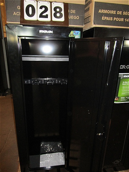 lot 28 image: Stack-On 8 GunAmmo Cabinet