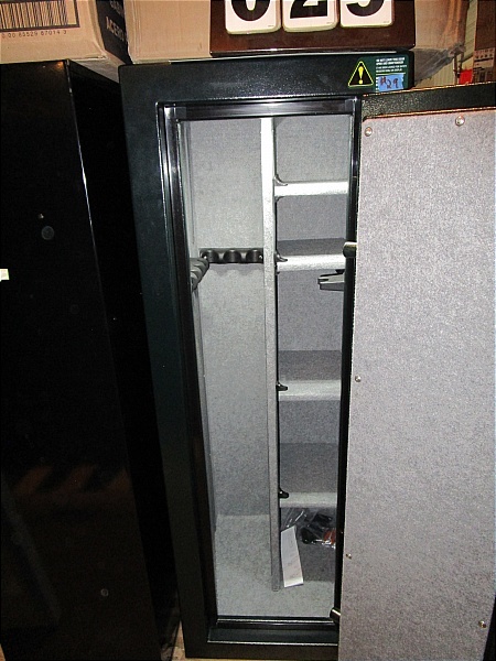lot 29 image: Stack-On FS Series 14 Gun Safe