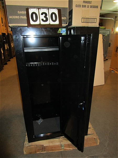 lot 30 image: Stack-On 14 GunAmmo Kit