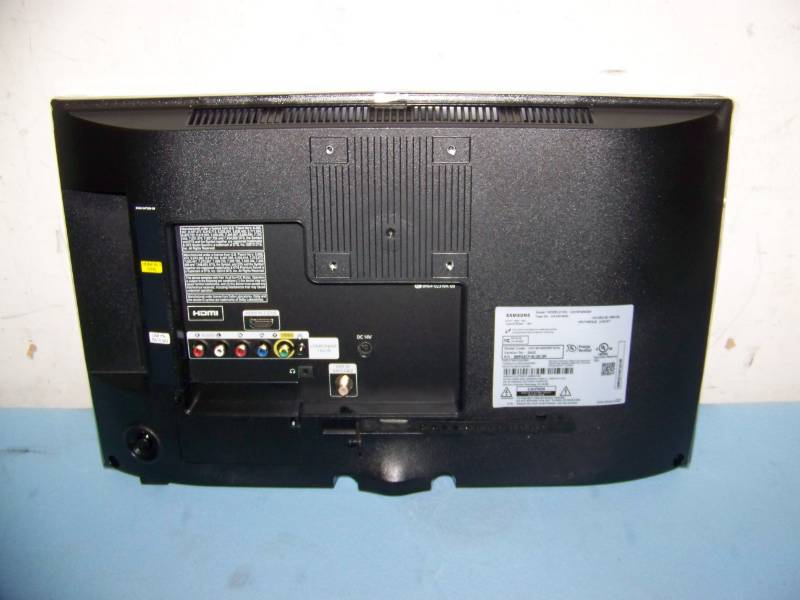 19, Samsung, 4 Series (4000), LED, HDTV  Television with Remote Control and Stand in Original Box