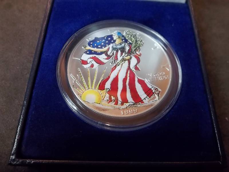 lot 32 image: 1999 US Silver Eagle With Colored Silhoutte