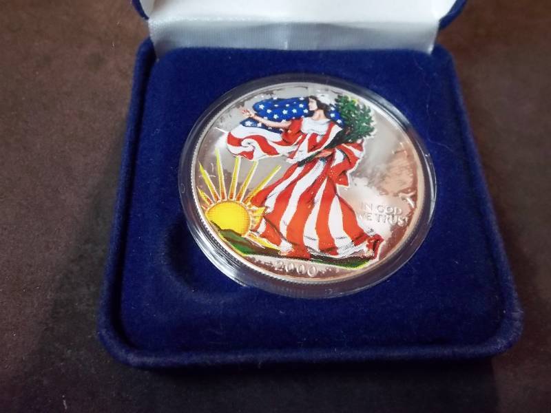 lot 33 image: 2000 US Silver Eagle With Colored Silhoutte