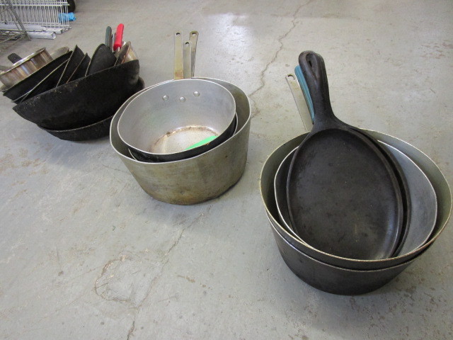lot 432 image: COLLECTION OF 23 ASSORTED STAINLESS STEEL AND COPPER POTS AND FRYING PANS
