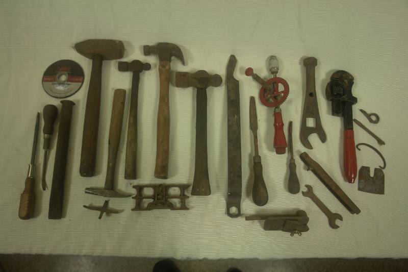 lot 43 image: Assorted Vintage Tools