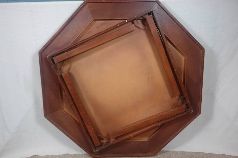 lot 10 image: Octagonal Game (Poker) Table