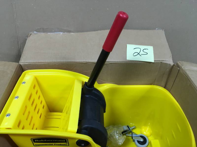lot 25 image: Rubbermaid Commercial 1887304 31 Quart Tandem Bucket in good conditions