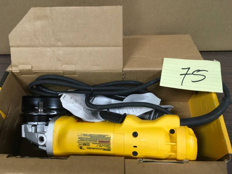 lot 75 image: DEWALT DWE402W 4-12 Small Angle Grinder with Wheel  PARTS MISSING NEEDS NUT FOR BLADE in working conditions