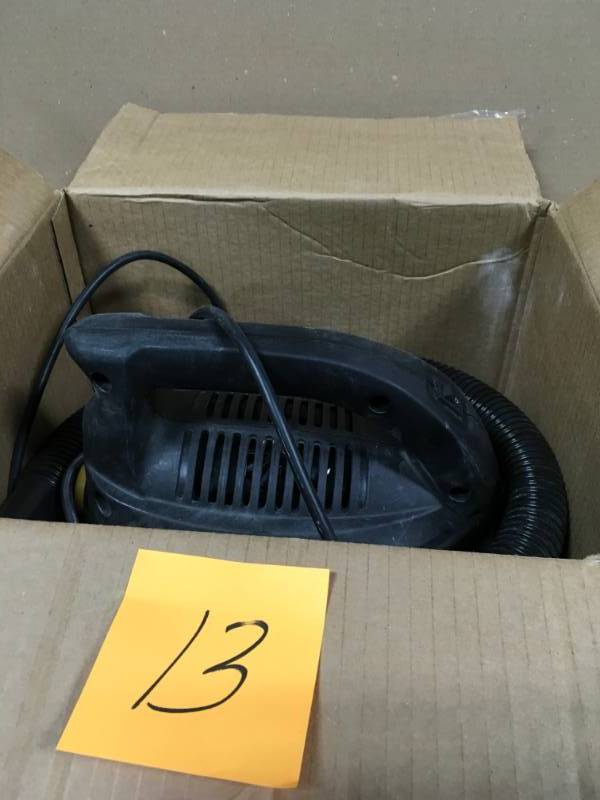 Stinger 2.5 Gallon WetDry Vac  Used in good working cond.