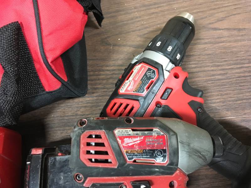 Milwaukee 18v Cordless Drill Combo Kit 2606-20 2601-20 Used in good working cond.