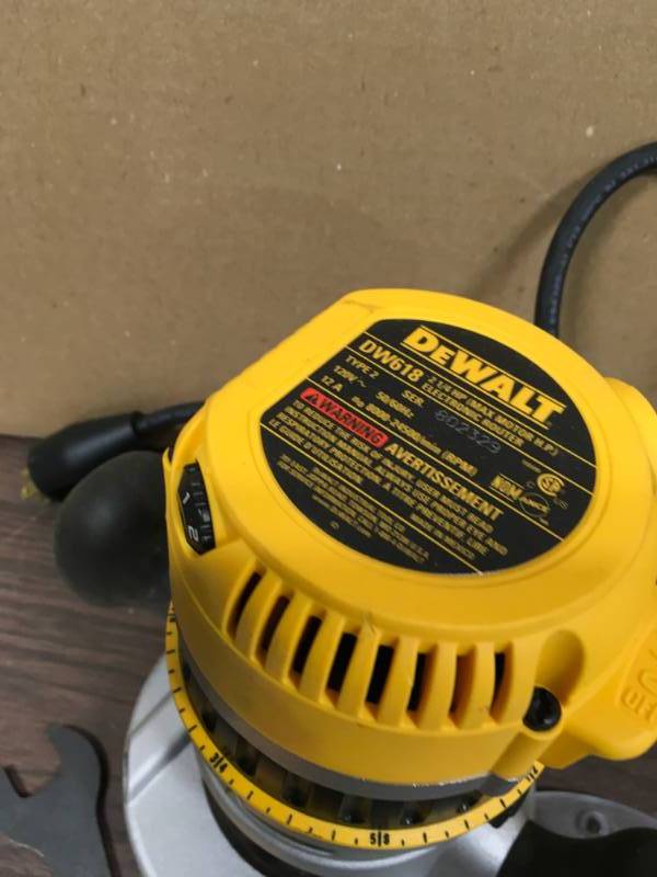 DEWALT DW618 2-14 HP Electronic Variable-Speed Fixed-Base Router  Used in good working cond.