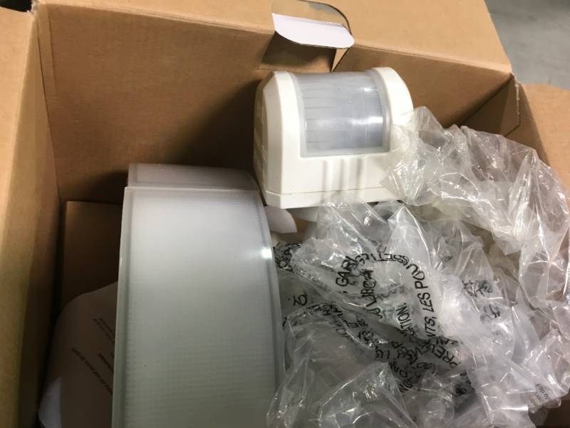 180 Degree White LED Motion Outdoor Security Light open box not used