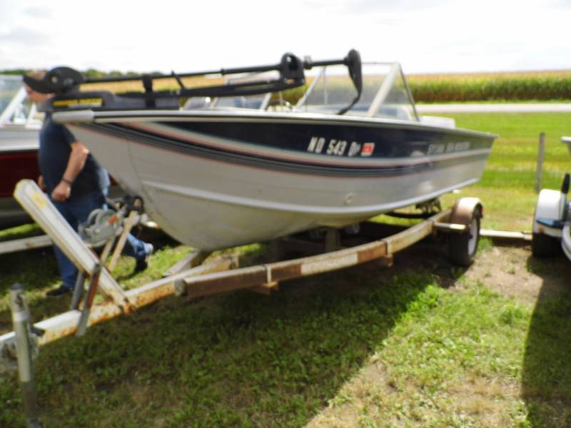 lot 9 image: 1990 Sylvan Sea Monster w Trailer