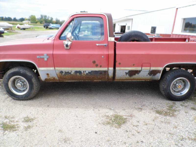 lot 11 image: 1985 Chevrolet Pickup w Plow