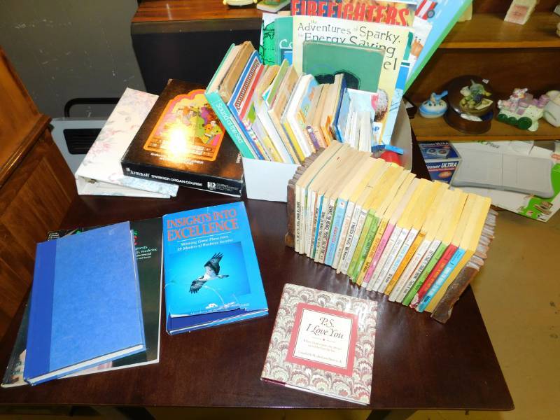 lot 4 image: Lots Of Different Books---Piano---Kids --- & Two Book Ends