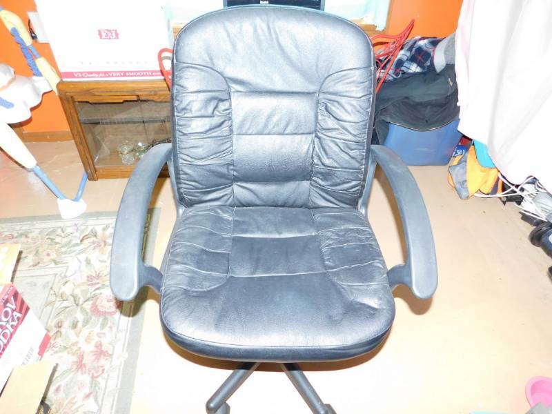 lot 6 image: Black Leather Desk ChairAdjustable & Swivels