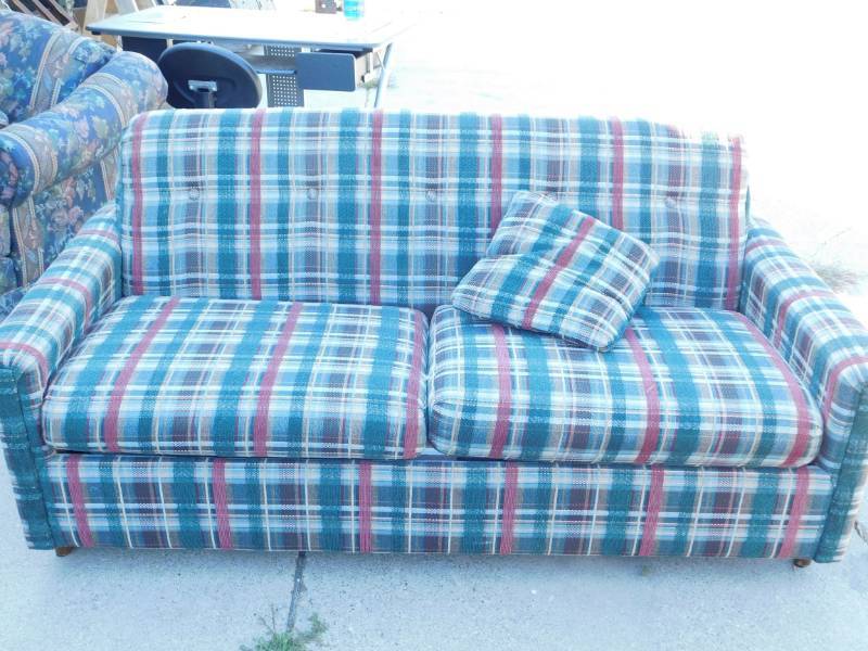 lot 20 image: Plaid Couch---Hide-A-Bed