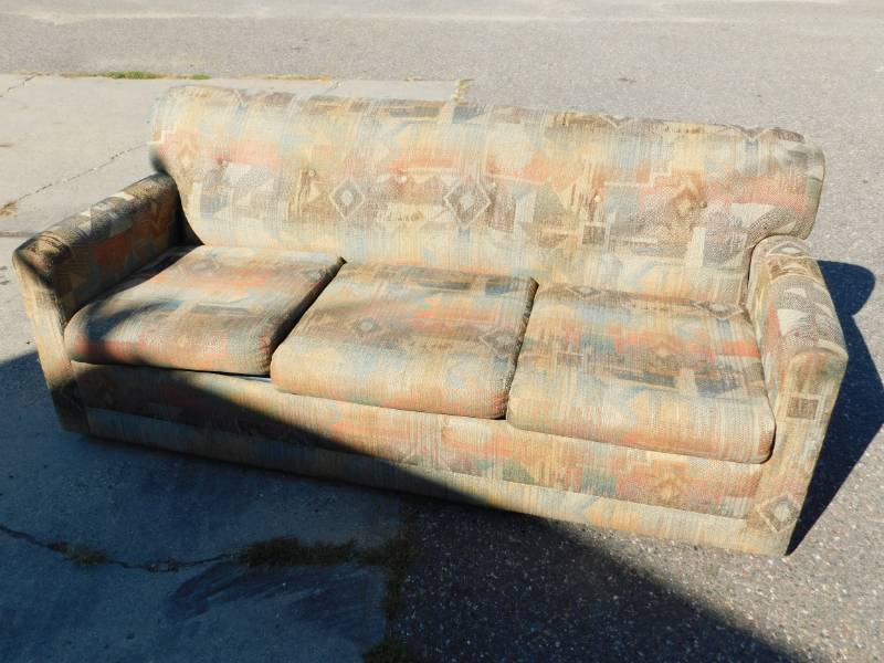 lot 25 image: Native American Design Couch---Hide-A-Bed
