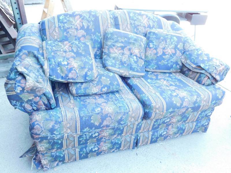 lot 26 image: Print Couch