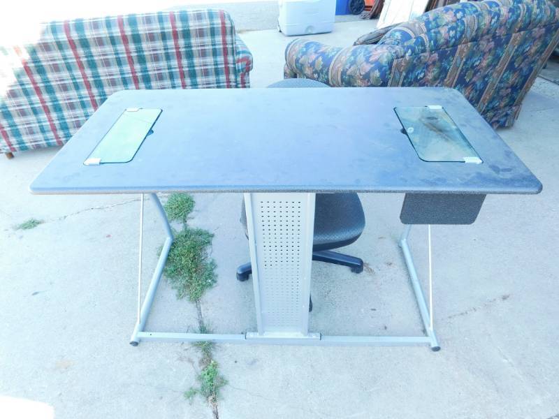 lot 27 image: Computer Desk With Chair