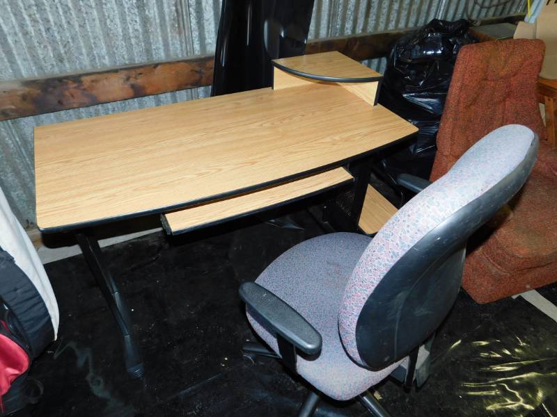 lot 45 image: Computer Desk & Chair (Chair Is Adjustable & Swivels)