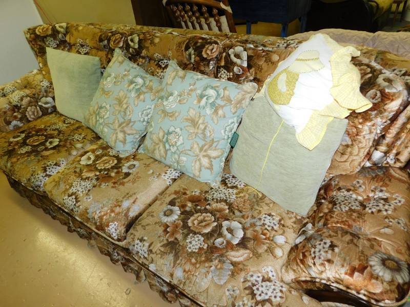 lot 52 image: Brown Floral Couch & Five Pillows