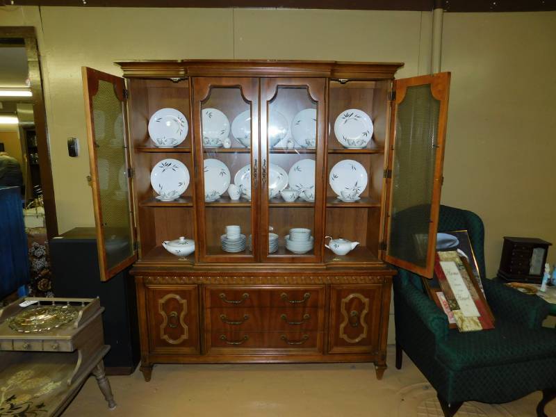 lot 72 image: Two Piece China Hutch With A 89 Piece 1960 Set Of Fine China (TropicanaNO.5026)