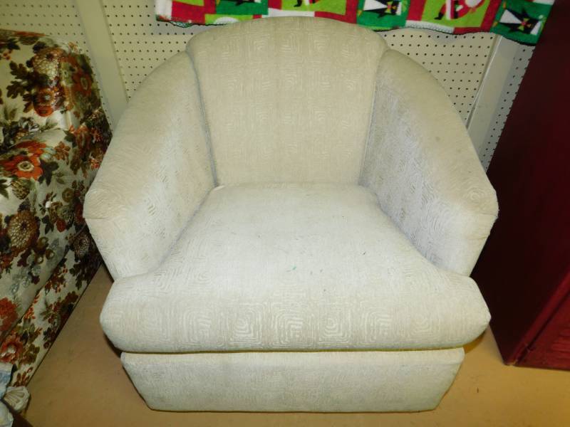 lot 78 image: Light Tan ChairRocks & Swivels
