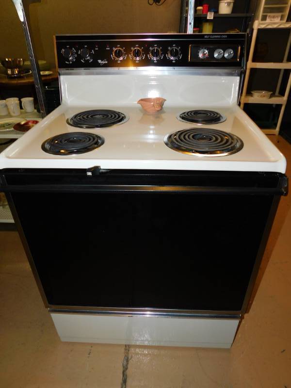 lot 98 image: Whirlpool Electric StoveSelf Cleaning OvenWORKS