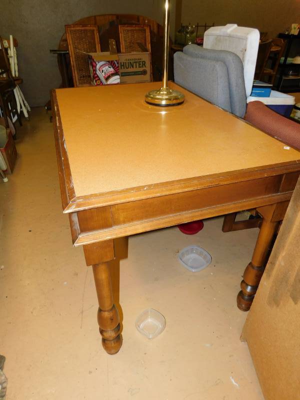 lot 123 image: Table & A Gold Standing Toilet Paper Holder