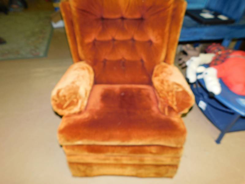 lot 124 image: Rose Rocker Recliner