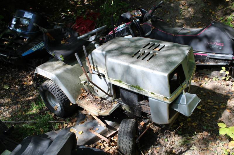 lot 144 image: Riding Lawn Mower Parts