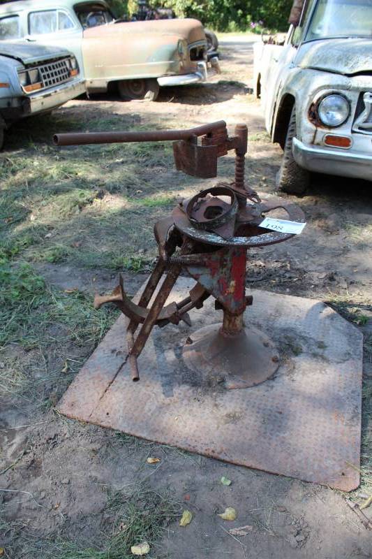 lot 198 image: Henderson Tire Changer