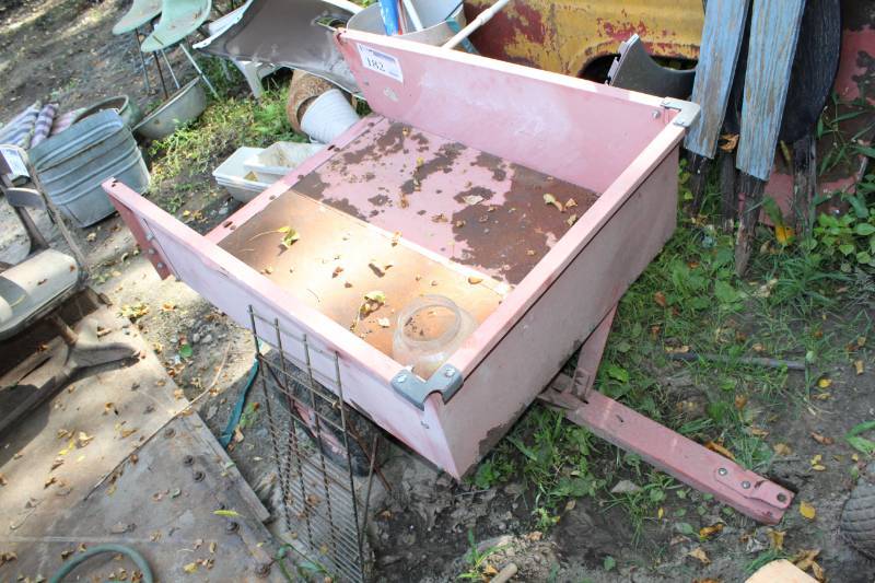 lot 182 image: Riding Lawn Mower Pull Trailer