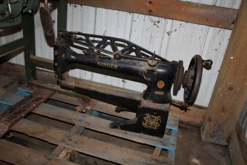 lot 243 image: Singer Great Britain Sewing Machine