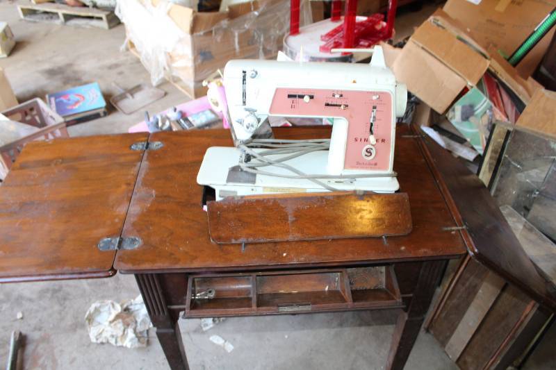 lot 244 image: Singer Touch & Sew Sewing Machine & Table