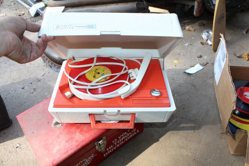 lot 266 image: GE Portable Record Player