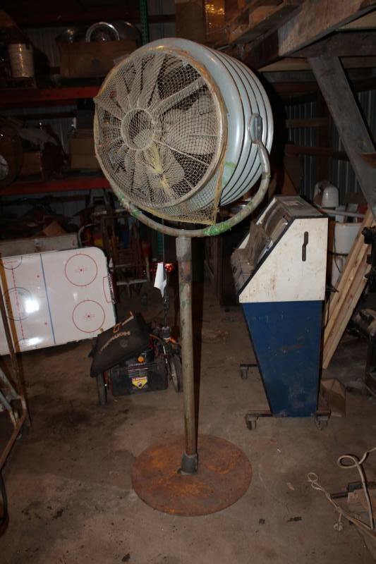lot 209 image: Westinghouse Floor Fan