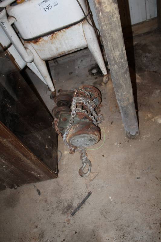 lot 206 image: 1-Ton Hoist