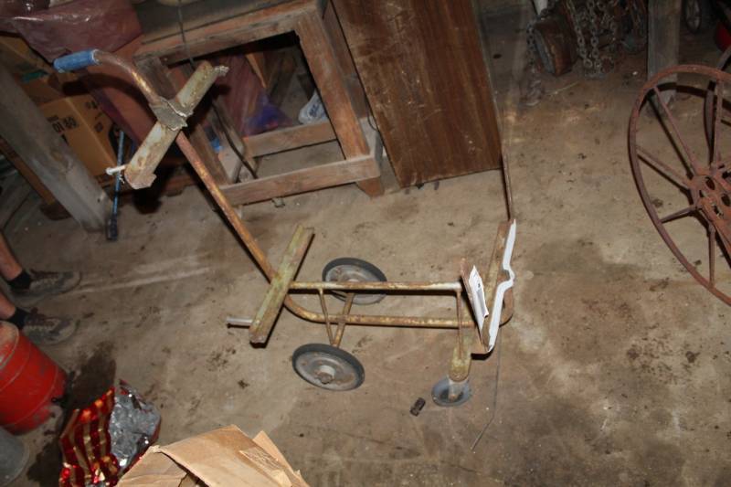 lot 203 image: Cart