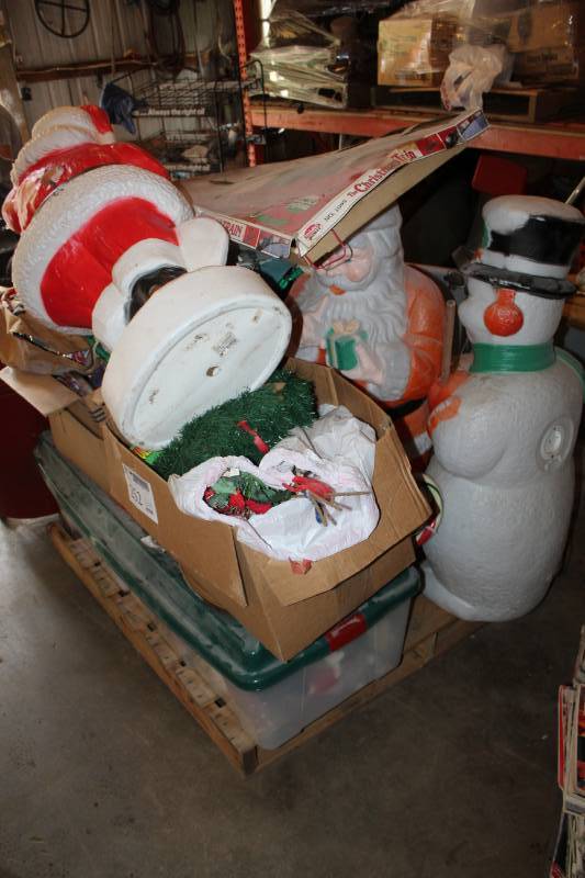 lot 252 image: Christmas Dcor