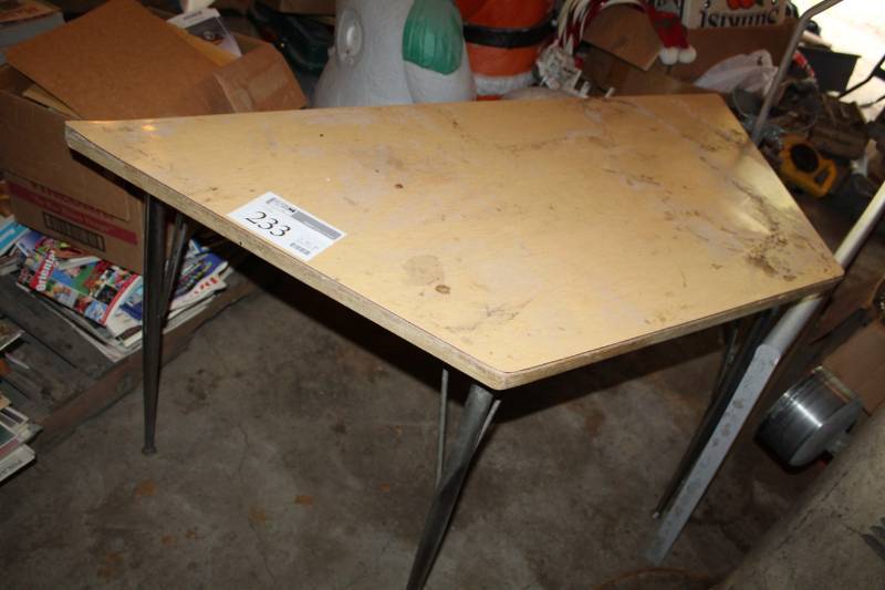 lot 233 image: Polygon Table