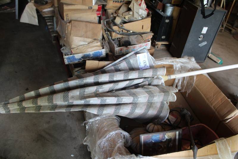 lot 300 image: Patio Umbrella