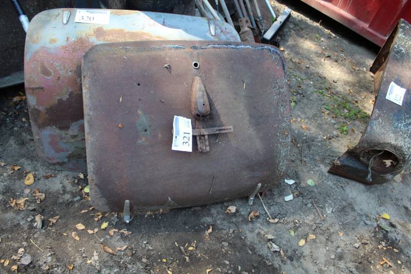 lot 321 image: Car Trunk Lid