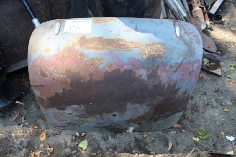 lot 320 image: Car Trunk Lid