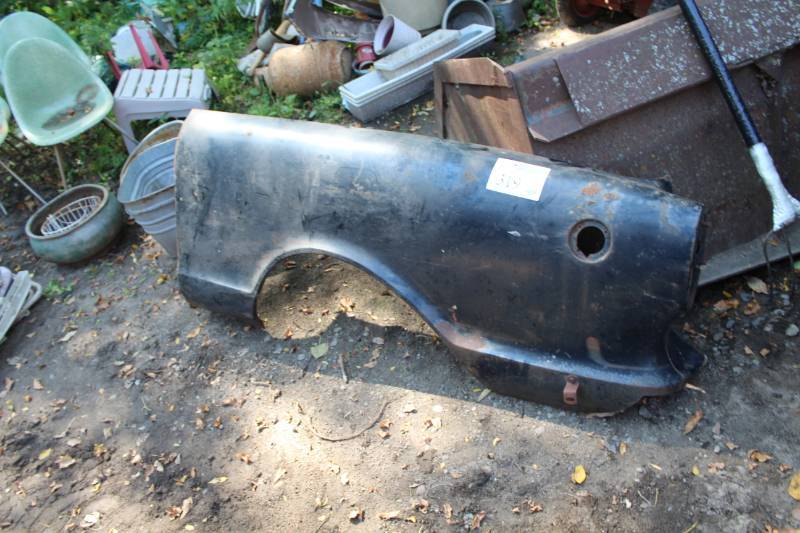 lot 319 image: Truck Rear Fender