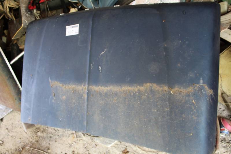 lot 337 image: Car Trunk Lid
