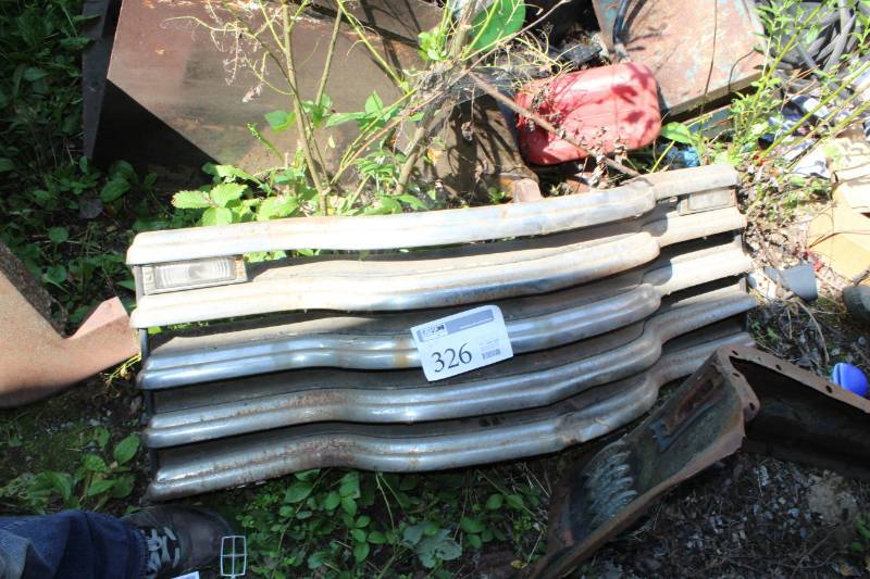 lot 326 image: Car Grill