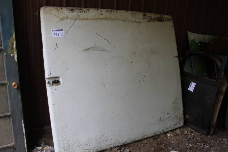 lot 331 image: Truck Bed Topper