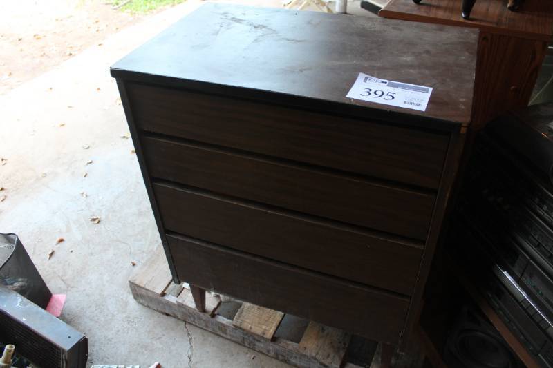 lot 395 image: Dresser w 4-Drawers